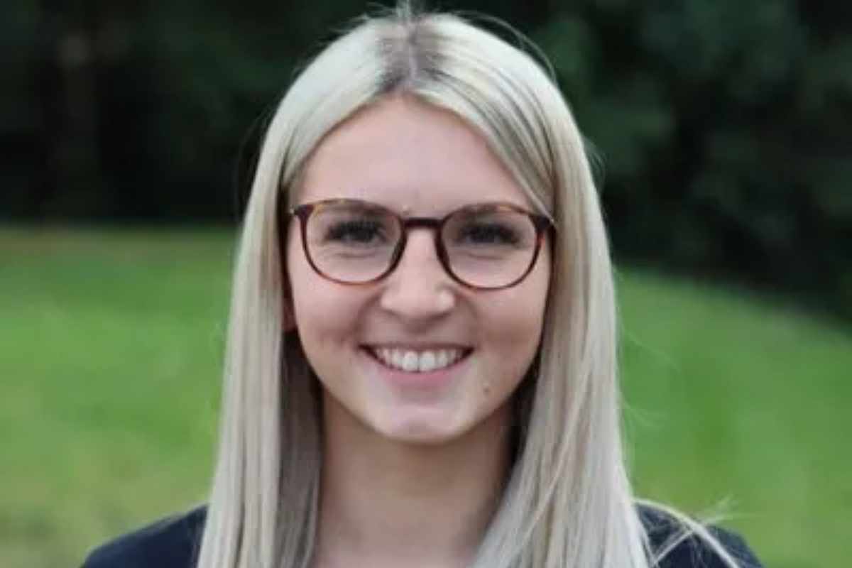 una foto di Bronwen James nel ruolo di insegnante