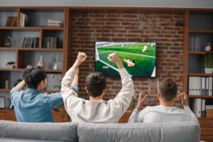 ragazzi che guardano una partita di calcio in tv