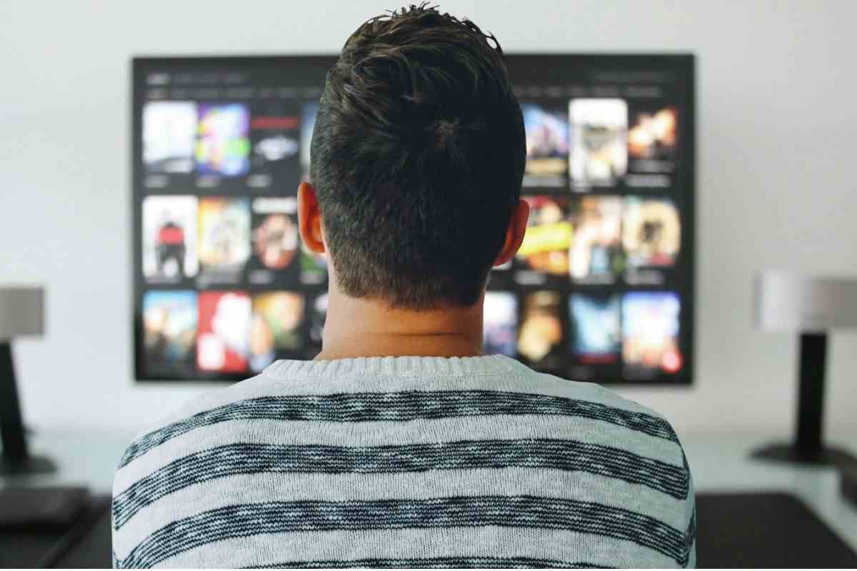 uomo guarda tv