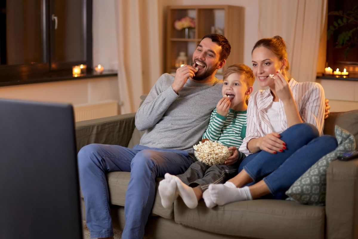 famiglia guarda tv