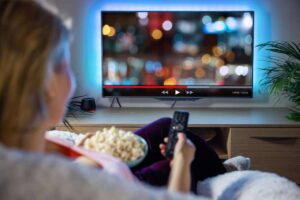 donna guarda tv